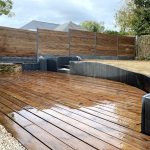 Terrasse bois - escalier ardoise et clôture bois
